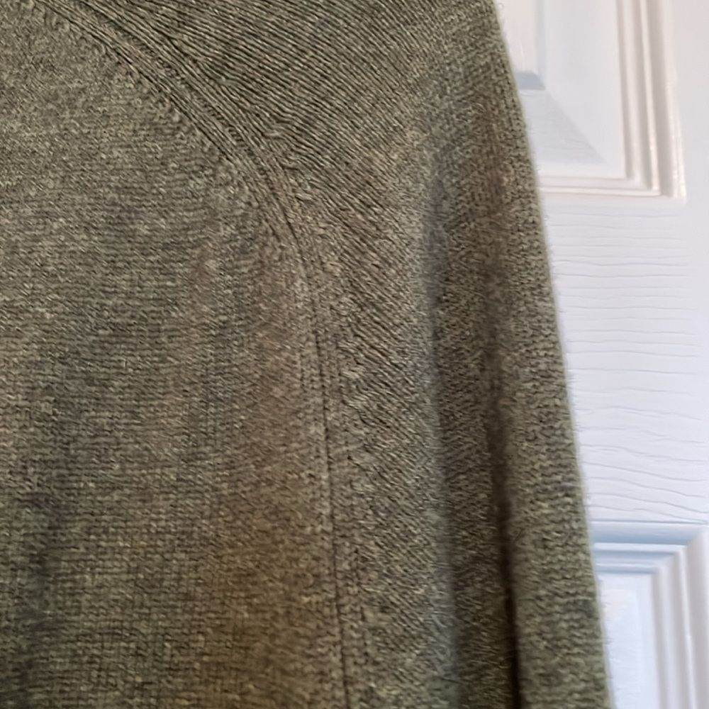 Men’s LL Bean Sz XL 100% Lambs’ Wool olive knit sweater. V neck long sleeved - Picture 7 of 9